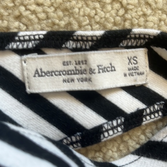 Abercrombie and Fitch Black and White striped crop top - Picture 3 of 3
